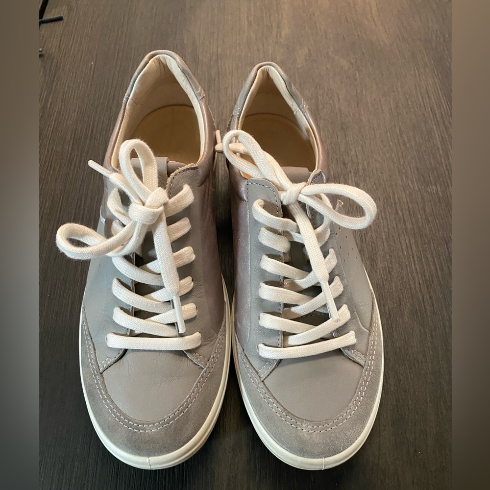 Ecco Women's Light Gray Lace-Up Sneakers